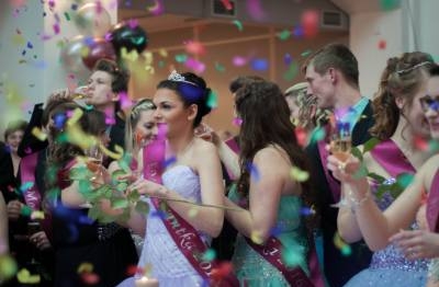 Foto: Budoucí kutnohorské kosmetičky si pro svůj maturitní ples vybraly Staré lázně