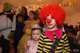 5G6H1043: Foto: S církvickými dětmi si na nedělním karnevale pohrál i Shrek