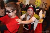 5G6H1108: Foto: S církvickými dětmi si na nedělním karnevale pohrál i Shrek