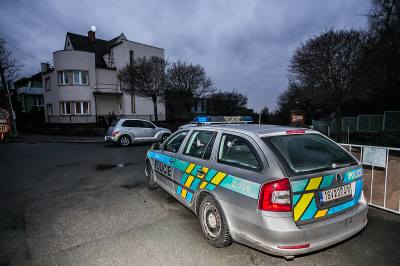 V Kolíně byla nalezena mrtvá žena. Spekuluje se o vraždě, v domě byl prý slyšet křik
