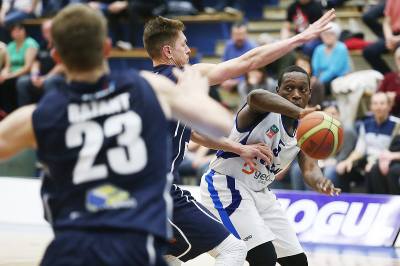 Basketbalisté Kolína podpořili utkáním s USK charitu KKP o 9 020  korun