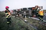 Foto: Automobil hasičů skončil na boku u Jestřabí Lhoty