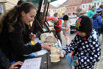 Foto: Žáci ZŠ Žižkov v Kutné Hoře uspořádali v centru města tradiční Velikonoční jarmark