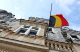 Jsme s vámi! Na kolínské radnici visí na půl žerdi belgická vlajka