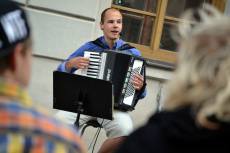 Foto: Čtvrteční večery oživují centrum Kutné Hory, tentokrát zahrál akordeonista Michal Karban