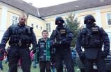 Policisté ukázali dětem v Nových Dvorech svou výstroj a výzbroj