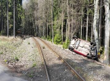 U Ostašova se střetl vlak s automobilem, pro zraněnou řidičku letěl vrtulník
