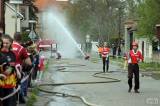20160424_IMG_1086: Foto: Z poháru starosty obce Hostovlice se radují hasiči z Kynice a hasičky z Golčova Jeníkova