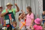 Foto: Třídvorské děti bavil rodinný cirkus Paldus