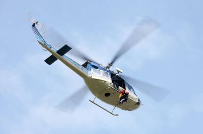 Provoz v Čáslavské ulici omezila nehoda, na místo letí vrtulník