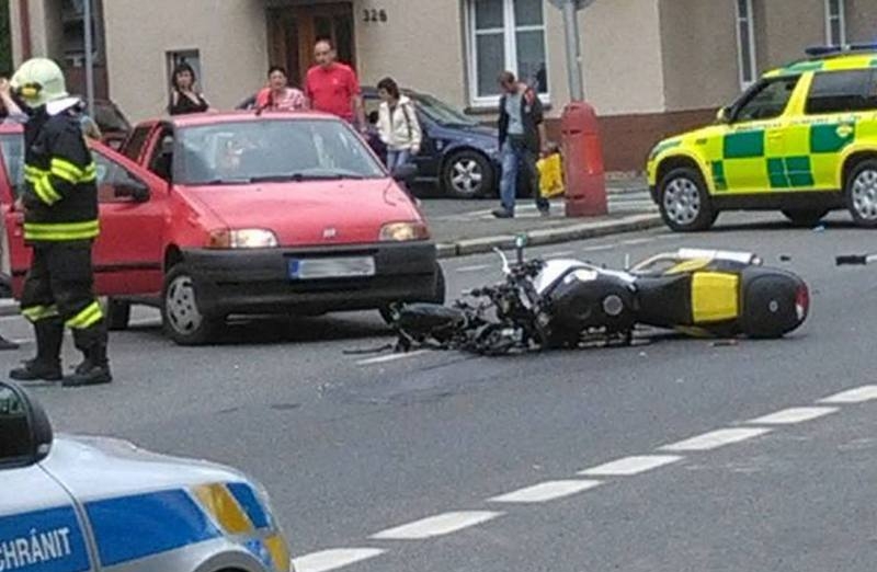 Foto: Po střetu s osobním automobilem převezli motorkáře do nemocnice