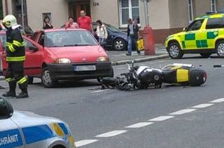 Foto: Po střetu s osobním automobilem převezli motorkáře do nemocnice