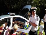 20160621142848_20160616_102514: Dopravní policisté jsou u dětí oblíbení, tentokrát zavítali do Zbraslavic