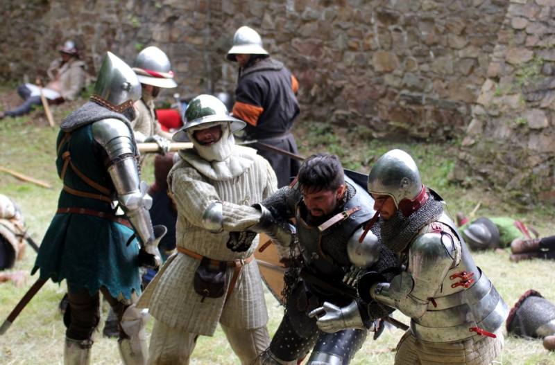 U zříceniny hradu Sion se v sobotu rozhořela bitva z patnáctého století