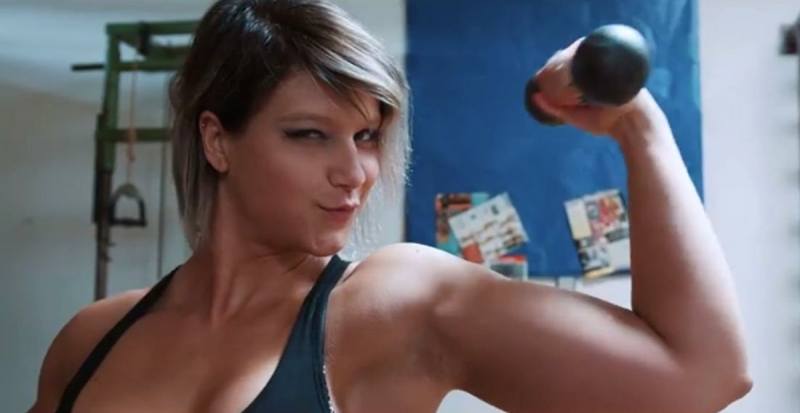Video: Nový klip Civilní obrany vás zavede za děvčaty do fitness studia!