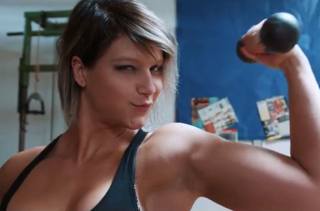 Video: Nový klip Civilní obrany vás zavede za děvčaty do fitness studia!