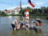 dscn4396: Foto: Čáslavská neckyáda bavila, na hladinu Podměstského rybníka vyplula nejrůznější plavidla