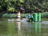 dscn4429: Foto: Čáslavská neckyáda bavila, na hladinu Podměstského rybníka vyplula nejrůznější plavidla
