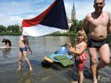 dscn4449: Foto: Čáslavská neckyáda bavila, na hladinu Podměstského rybníka vyplula nejrůznější plavidla