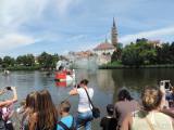 dscn8267: Foto: Čáslavská neckyáda bavila, na hladinu Podměstského rybníka vyplula nejrůznější plavidla