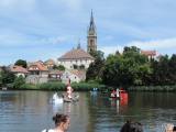 dscn8273: Foto: Čáslavská neckyáda bavila, na hladinu Podměstského rybníka vyplula nejrůznější plavidla