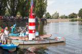 img_3690f: Foto: Čáslavská neckyáda bavila, na hladinu Podměstského rybníka vyplula nejrůznější plavidla