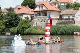 img_3775f: Foto: Čáslavská neckyáda bavila, na hladinu Podměstského rybníka vyplula nejrůznější plavidla