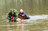 img_3796f: Foto: Čáslavská neckyáda bavila, na hladinu Podměstského rybníka vyplula nejrůznější plavidla
