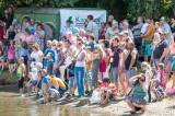 img_3800f: Foto: Čáslavská neckyáda bavila, na hladinu Podměstského rybníka vyplula nejrůznější plavidla