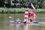 img_3809f: Foto: Čáslavská neckyáda bavila, na hladinu Podměstského rybníka vyplula nejrůznější plavidla