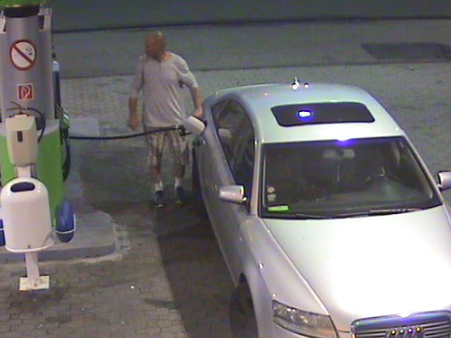 Policie žádá o pomoc: Poznáte muže, který ukradl Audi