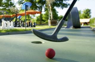 Vítězové otevíracího turnaje v minigolfu obdrží vstupenky do aquaparku