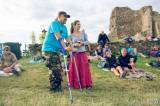 20160719104841_106web: Foto: Letošní festival Folk na Lichnici přilákal na zřiceninu hradu desítky návštěvníků