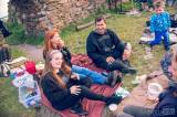 20160719104844_129web: Foto: Letošní festival Folk na Lichnici přilákal na zřiceninu hradu desítky návštěvníků