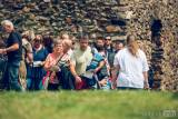 20160719104845_14web: Foto: Letošní festival Folk na Lichnici přilákal na zřiceninu hradu desítky návštěvníků