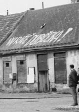 20160821173329_11: Ostrý roh - prodejna - Vzkaz okupačním vojákům napsaným vápnem na zeď se v Čáslavi dochoval dodnes
