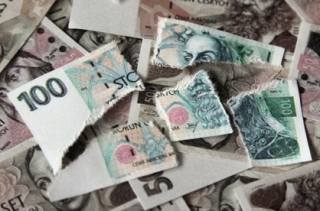 Může se hodit: Natržené bankovky nesmí odmítnout