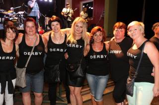 Foto: Horkou sobotní nocí  provedla Paběnicemi skupina Derby