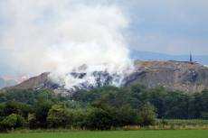 Foto: V Čáslavi hořela skládka, požár byl po několika hodinách uhašen