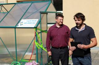 Díky Foxconnu už stojí skleník na terase ZŠ T.G. Masaryka v Kutné Hoře