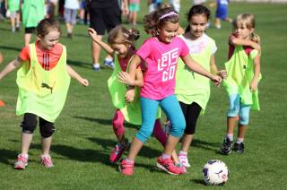 Foto: Měsíc náborů zavítal do Lorce, kluci a holky si vyzkoušeli fotbalové dovednosti