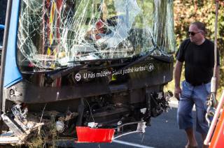 Foto/Aktualizováno: Při havárii autobusu se u Doubravčan zranila víc jak desítka cestujících