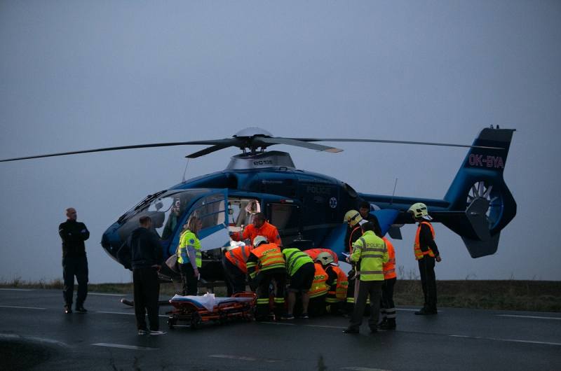 Foto: Ženu musel po nehodě u Chotouchova do nemocnice přepravit vrtulník