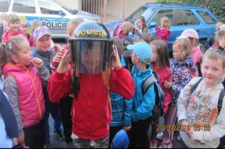 Děti ze Základní školy Uhlířské Janovice zavítaly na místní policejní oddělení