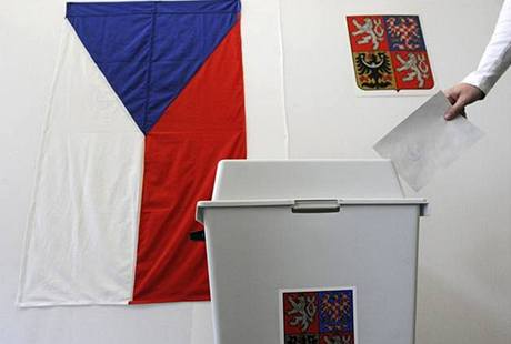 Do druhého kola senátních voleb postoupili Jaromír Strnad a Ivo Šanc