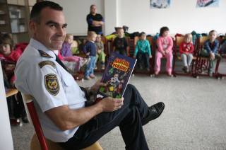 Foto: Hasiči v Kutné Hoře četli pohádky dětem z Mateřské školy Sedlec