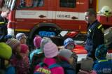 20161013140344_x-3226: Foto: Po čtení pohádek si děti v Kolíně prohlédly i vybavení hasičů