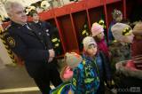 20161013140345_x-3236: Foto: Po čtení pohádek si děti v Kolíně prohlédly i vybavení hasičů