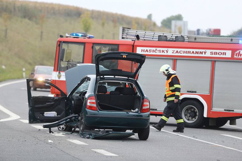 Aktualizováno: Střet Fabie s kamionem na obchvatu Kolína skončil vážným zraněním