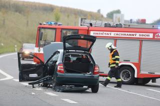Aktualizováno: Střet Fabie s kamionem na obchvatu Kolína skončil vážným zraněním